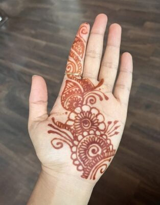 Front Hand Simple Mehndi Design suits all age groups
