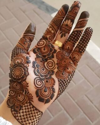Front Hand Simple Mehndi Design suits all age groups