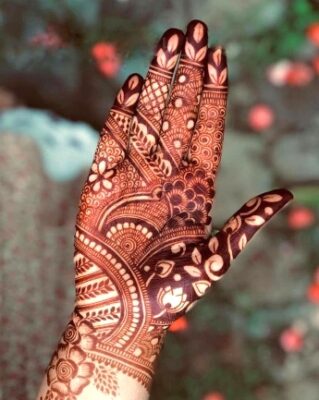 Front hand Mehndi Design is very popular today