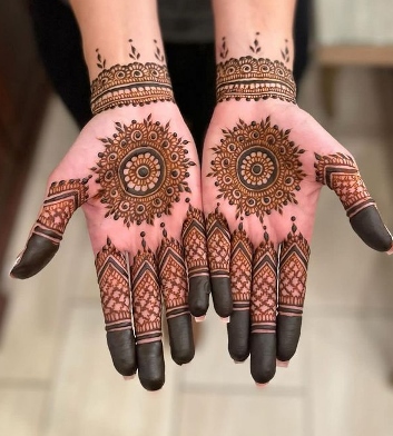 Front hand Mehndi Design looks beautiful in photos