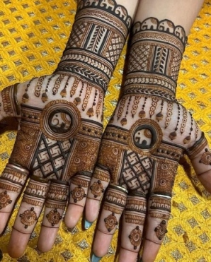 Henna New Mehndi Design looks elegant in photos