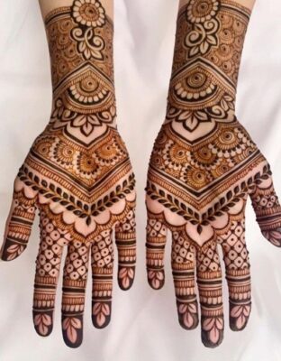 Henna New Mehndi Design matches traditional outfits