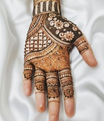 Henna New Mehndi Design suits all age groups