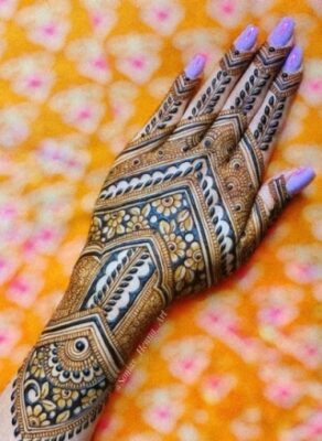 Henna New Mehndi Design suits both front and back hands