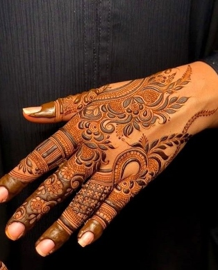 Mehndi Design Back Hand adds elegance to photos