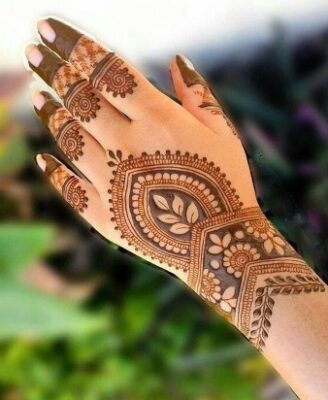 Mehndi Design Back Hand shows artistic creativity