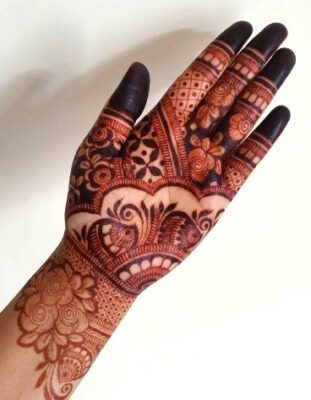 Mehndi Design Easy And Beautiful adds charm without being heavy