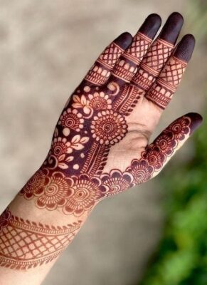 Mehndi Design Easy And Beautiful completes a stylish hand look