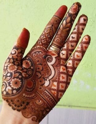 Mehndi Design Easy And Beautiful follows the latest trends