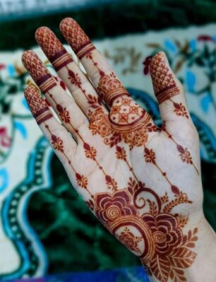 Mehndi Design Easy And Beautiful is loved by all age groups