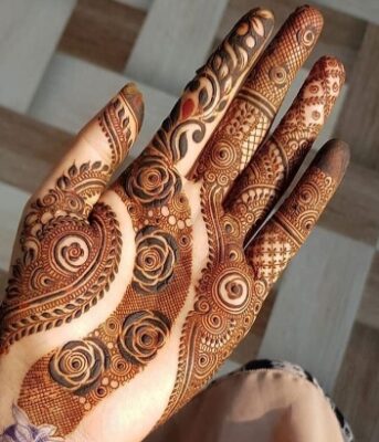 Mehndi Design Easy And Beautiful is suitable for casual events
