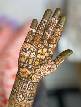 Mehndi Design Easy And Beautiful looks perfect for every occasion
