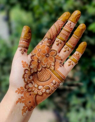 Mehndi Design Easy And Beautiful makes hands look elegant