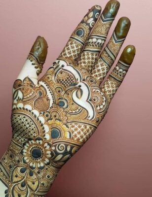 Mehndi Design Easy And Beautiful suits both front and back hands