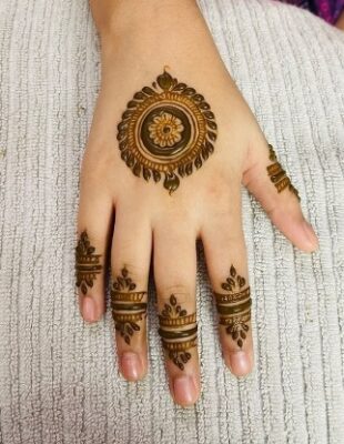 Mehndi Design Easy suits all occasions
