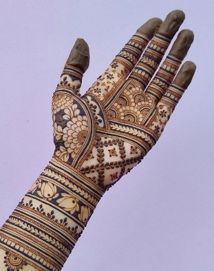 Mehndi Design Photo helps compare different styles