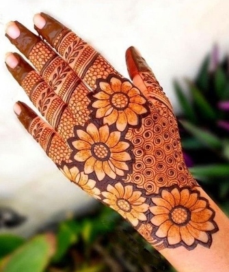 Mehndi Design Photo looks elegant and attractive