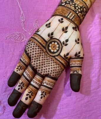 Mehndi Design Photo shows clean and neat patterns