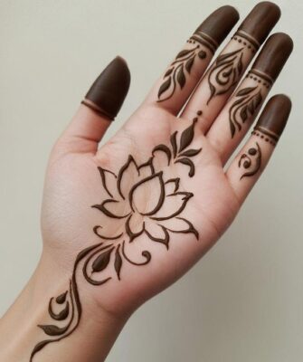 Mehndi Design Simple completes a neat hand look