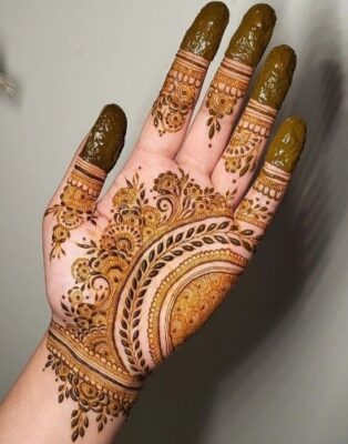 Mehndi Design Simple has minimal patterns