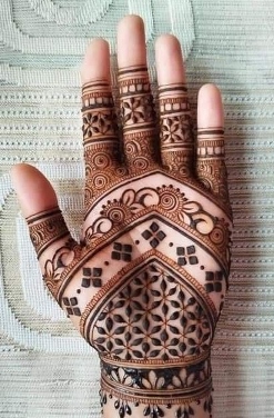 Mehndi Design Simple highlights hand beauty