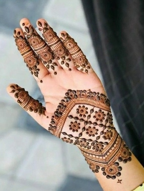 Mehndi Design Simple is easy to apply