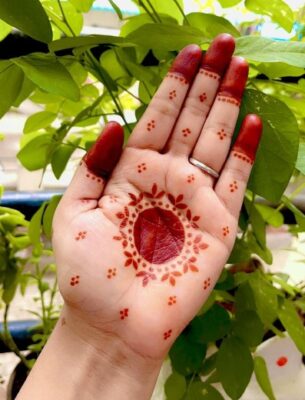 Mehndi Design Simple is loved by all age groups