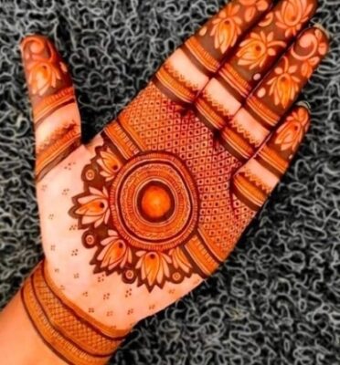 Mehndi Design Simple is loved by young girls