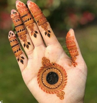 Mehndi Design Simple is perfect for front hand designs