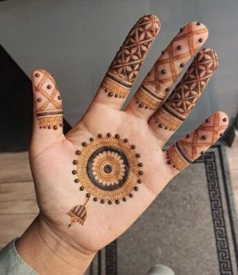 Mehndi Design Simple is quick to apply