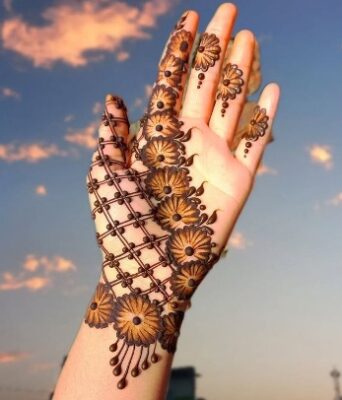 Mehndi Design Simple is suitable for kids and adults