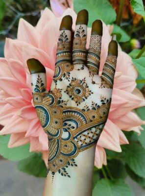 Mehndi Design Simple is trending these days