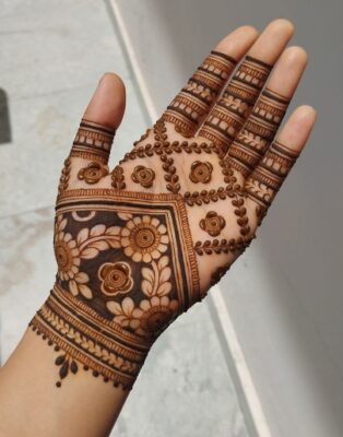 Mehndi Design Simple keeps the look minimal
