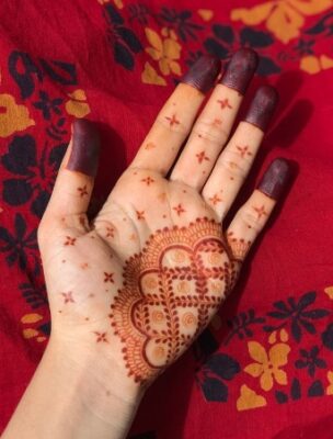 Mehndi Design Simple looks beautiful on hands