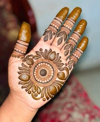Mehndi Design Simple looks clean and elegant