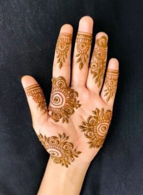 Mehndi Design Simple looks elegant and clean