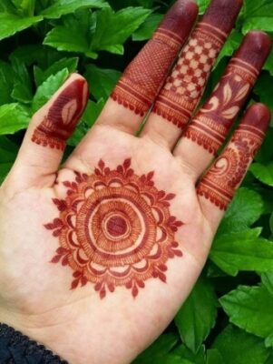 Mehndi Design Simple looks stylish without being heavy