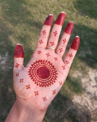 Mehndi Design Simple matches both traditional and modern styles