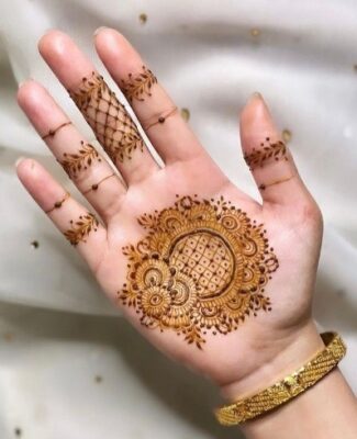 Mehndi Design Simple matches every outfit