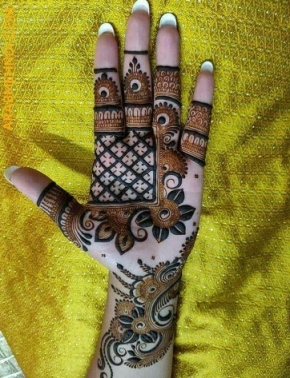 Mehndi Design also looks stylish on back hands