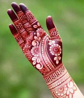 Mehndi Design can be simple or detailed