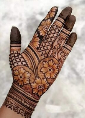 Mehndi Design can be simple or detailed