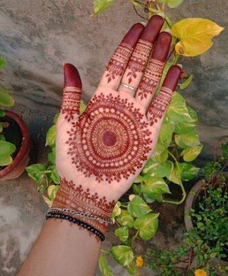 Mehndi Design can be simple or detailed