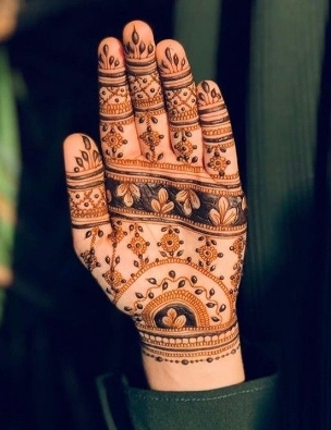 Mehndi Design creates a stylish hand look