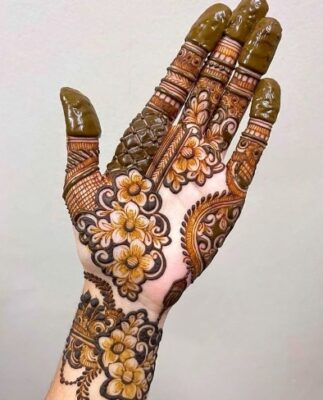 Mehndi Design gives a classy and neat look