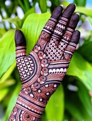 Mehndi Design gives a clean and neat look