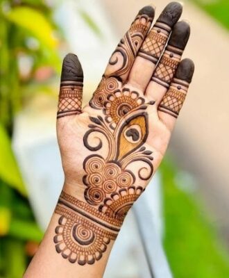Mehndi Design gives a neat and clean look