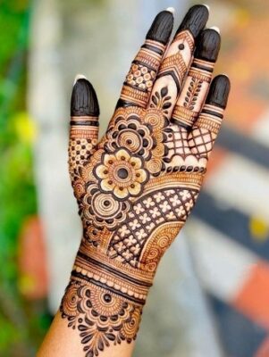 Mehndi Design is simple yet attractive