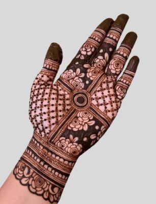 Mehndi Design is suitable for casual events