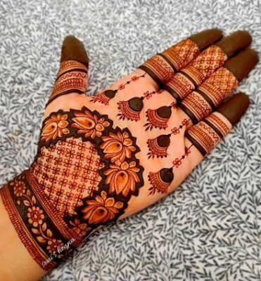 Mehndi Design looks attractive in hand photos